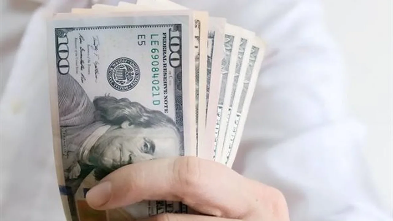 الدولار يواصل مكاسبه مقابل العملات مع استمرار التوترات بشأن حرب إيران